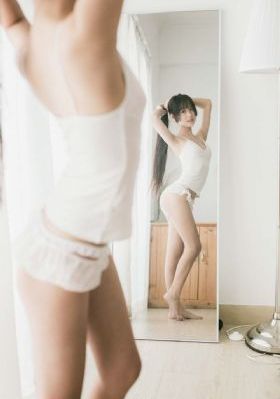 偷拍亚洲明星bbbbb撒尿